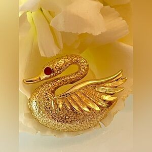 GERRY’S Gold Tone Textured Swan Pin Brooch Red Rhinestone Eye Approx 1” signed